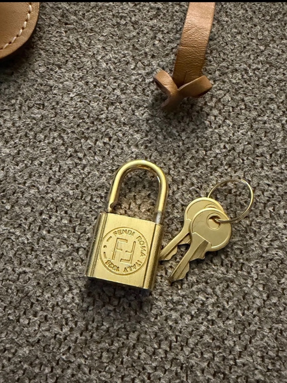 Fendi Lock & Key with Pouch - Picture 4 of 5